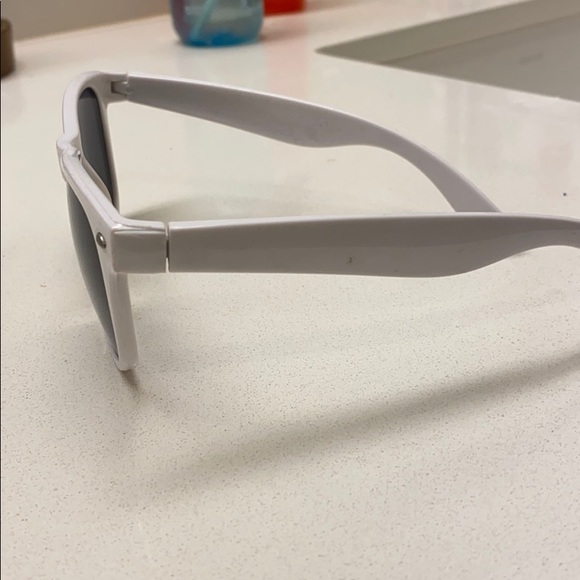 Women's Fashion Sunglasses - Picture 2 of 5